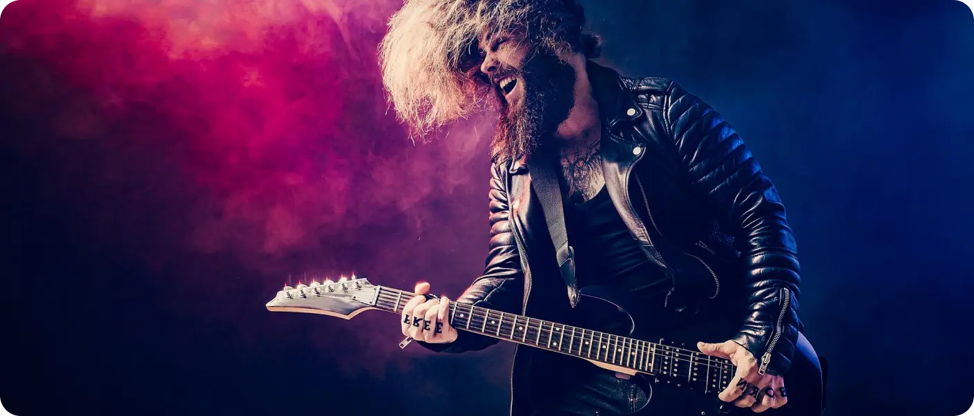 Guitarrista de rock actuando entre luces rojas y azules