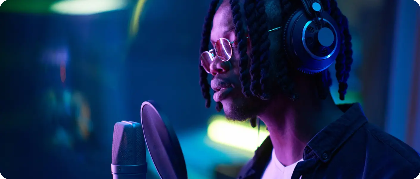 Artista grabando música en estudio